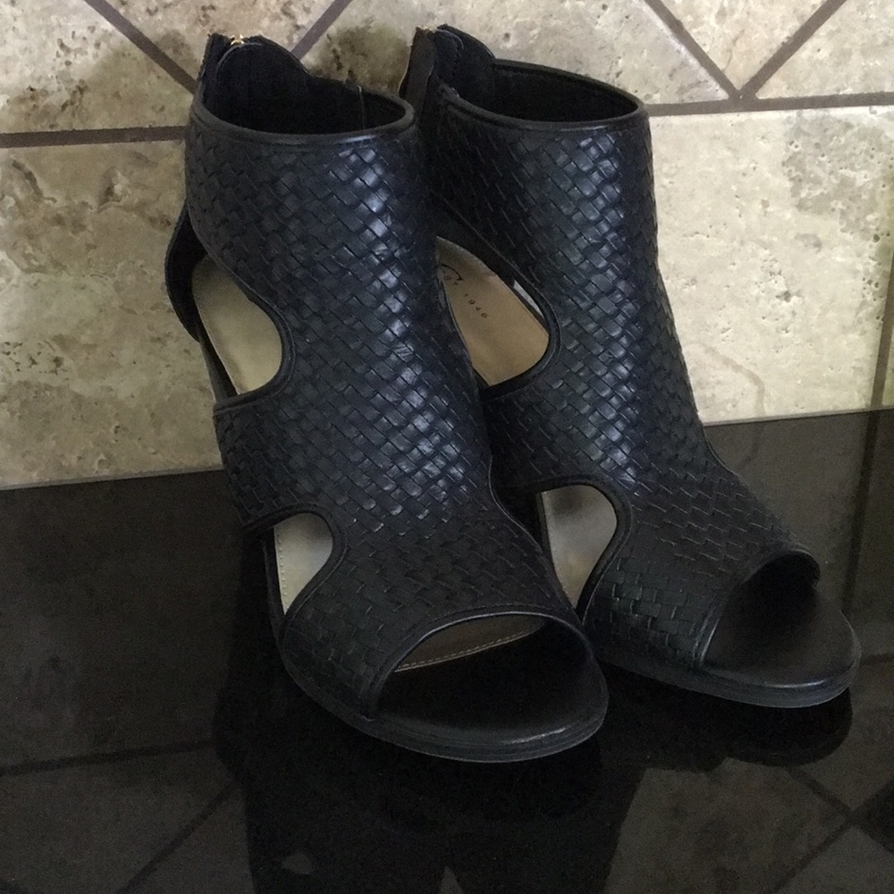 BLACK HEELED SHOES